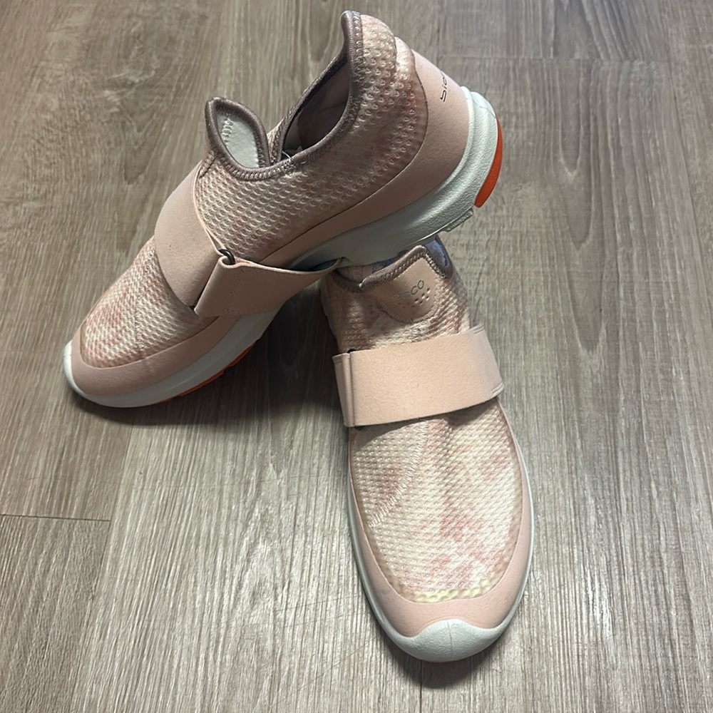 ECCO blush Sneakers - Euro 42 NEW